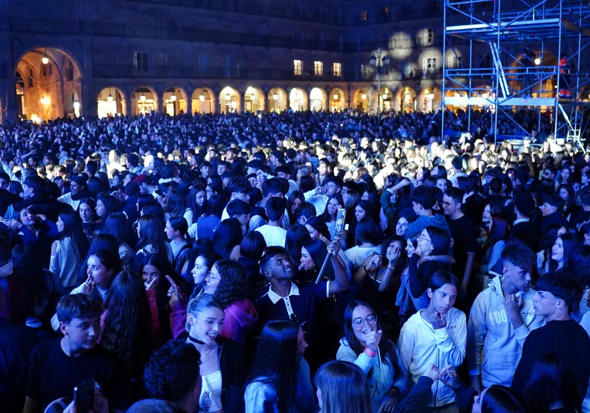 Imagen principal - El 'play' de LOS40 hizo de la Plaza una radio en vivo